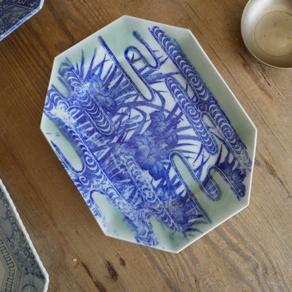 水辺を映すグリーンと染付の変形皿 - Kotto Shop