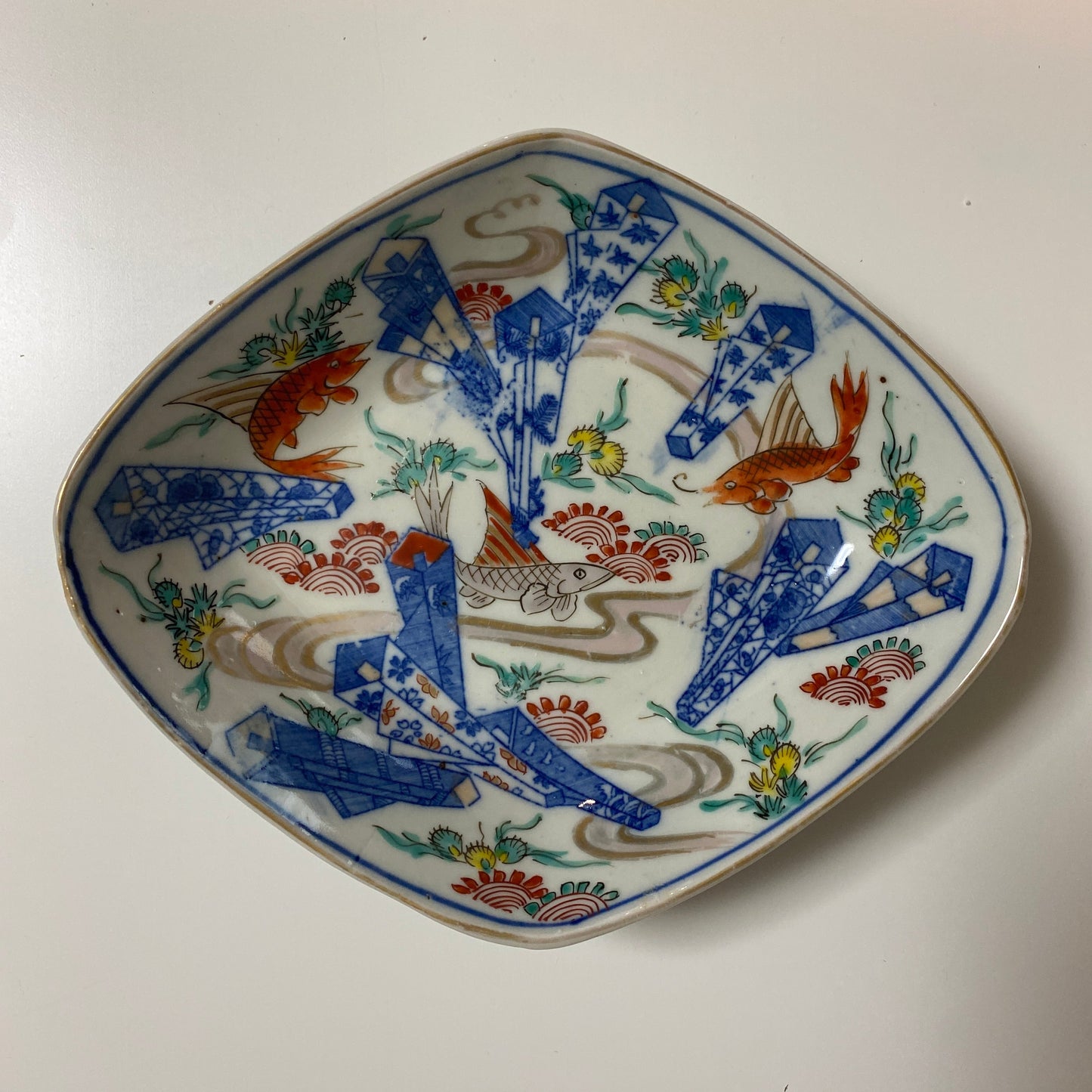 爽やかな色味の魚に熨斗の描かれた菱皿 - Kotto Shop