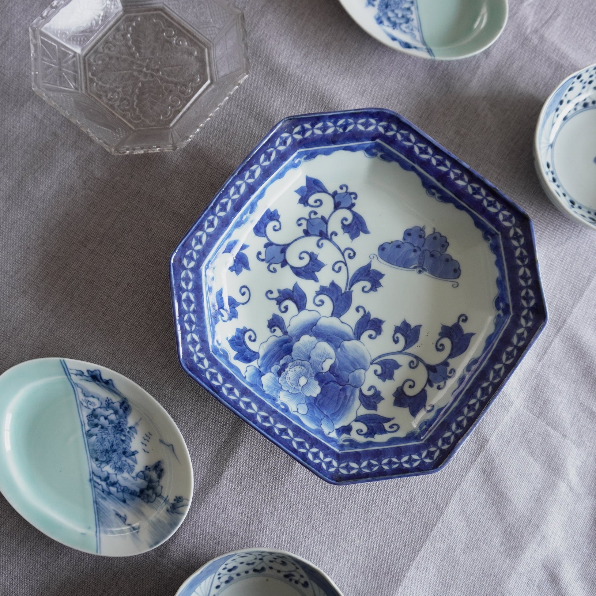 舞う蝶と牡丹が食卓を華やがせる、染付の八角皿 - Kotto Shop