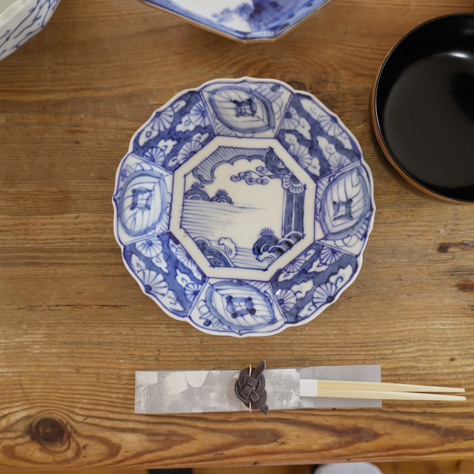 華やかに彩る染付変形中皿 - Kotto Shop