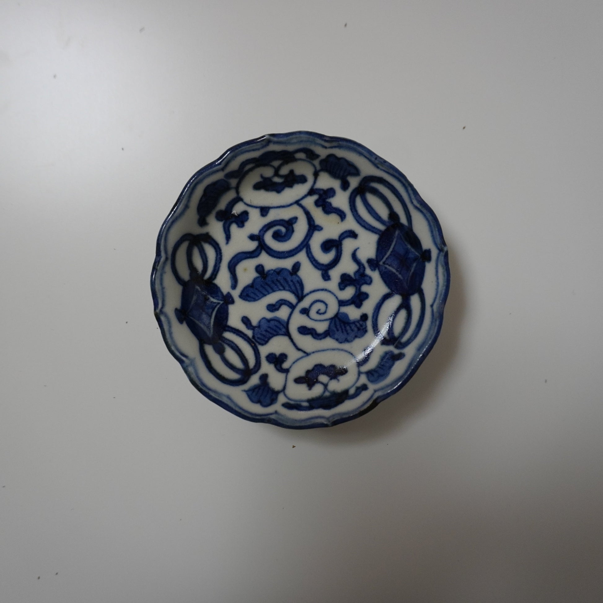 染付の唐草文様小皿 - Kotto Shop