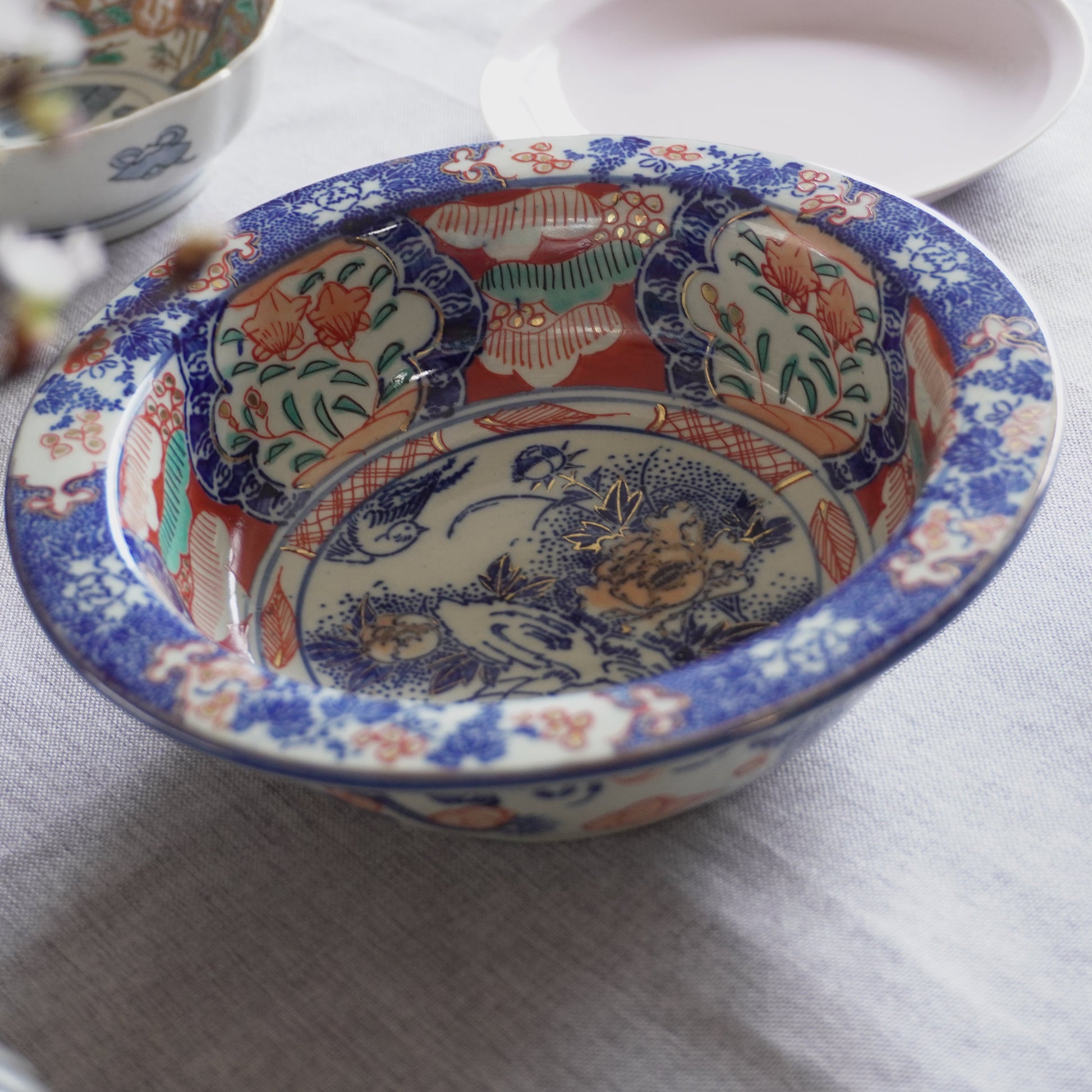 カジュアルに華やぐ牡丹に鳥図の鉢 - Kotto Shop