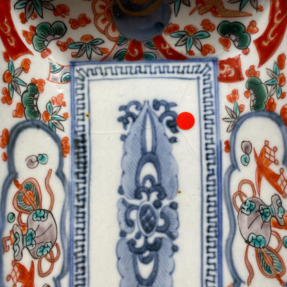 【キズあり】縁起の良い文様が並ぶ、賑やかな色絵の長角皿 - Kotto Shop