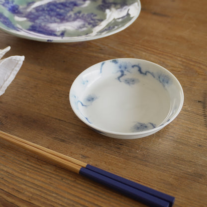 余白に松を描く 淡色染付小皿 - Kotto Shop