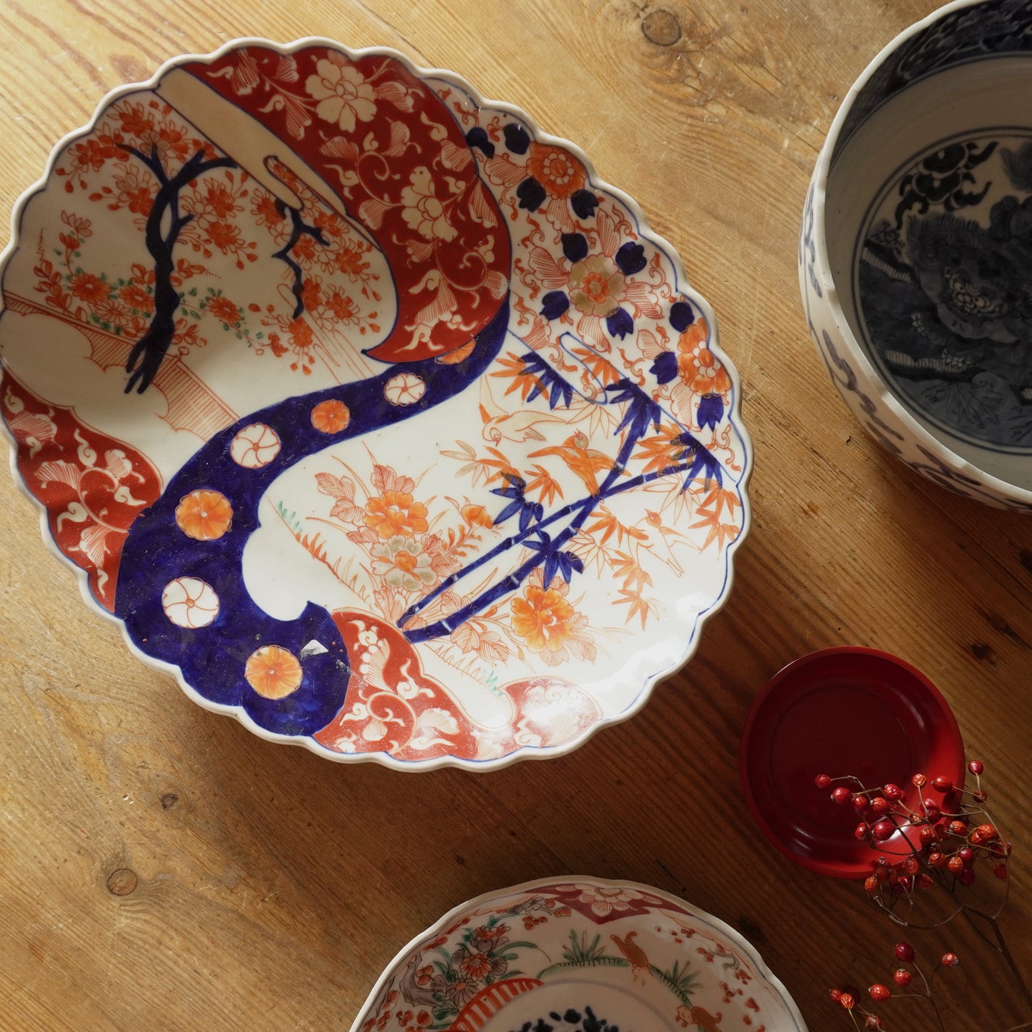 レースのような赤絵と染付の楕円大皿 - Kotto Shop