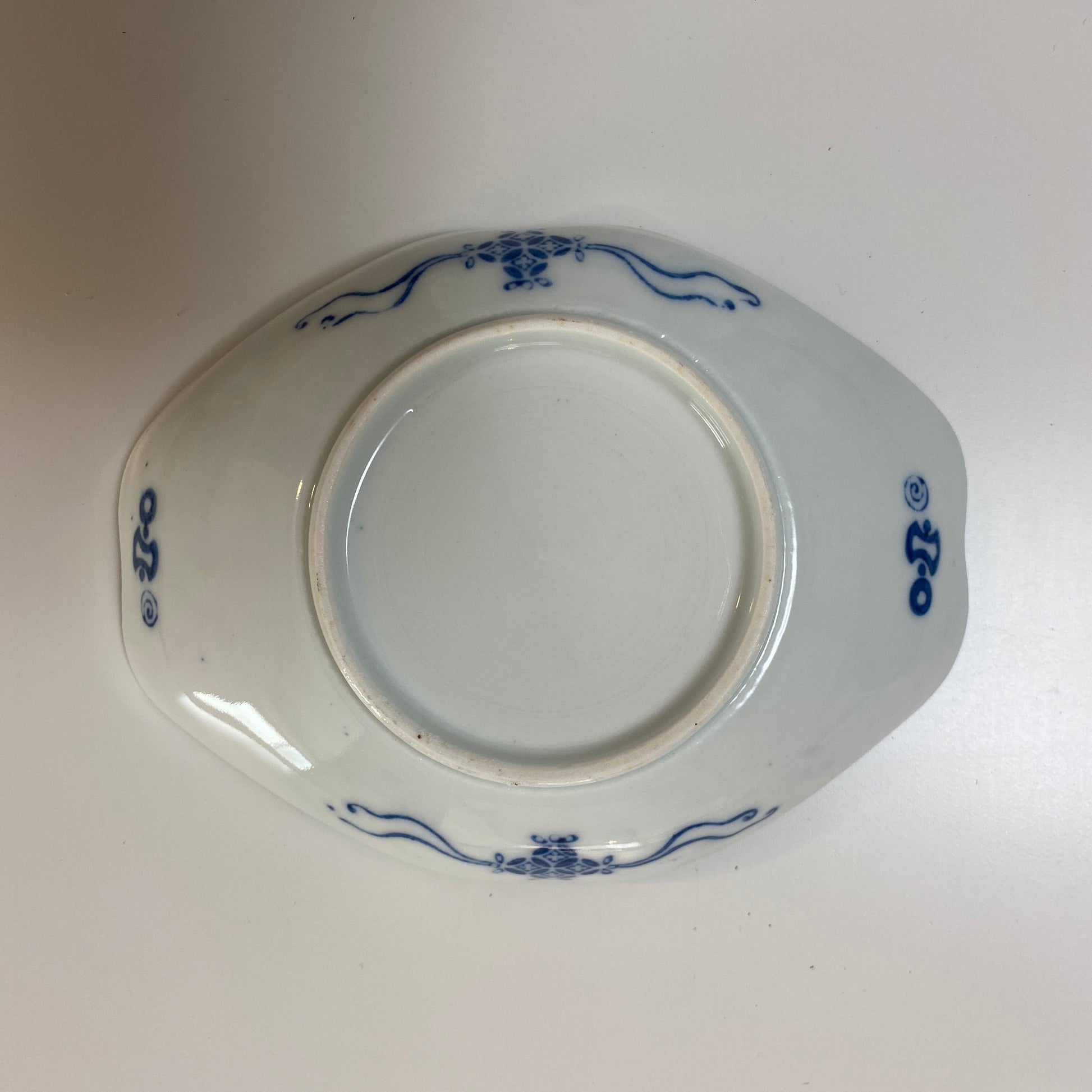 華やかに彩る染付変形皿 - Kotto Shop