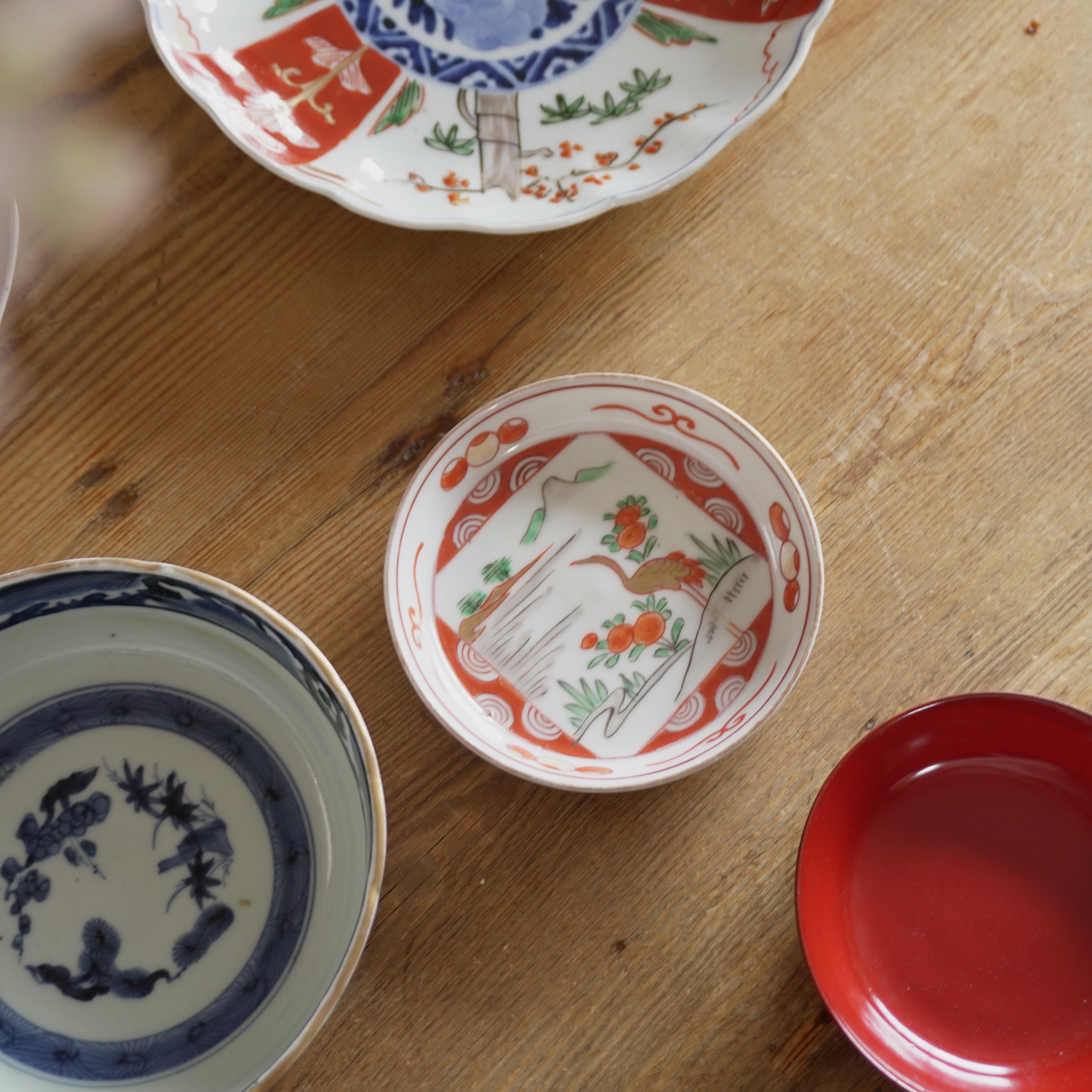 山水に鶴を望む 赤絵小皿 – Kotto Shop