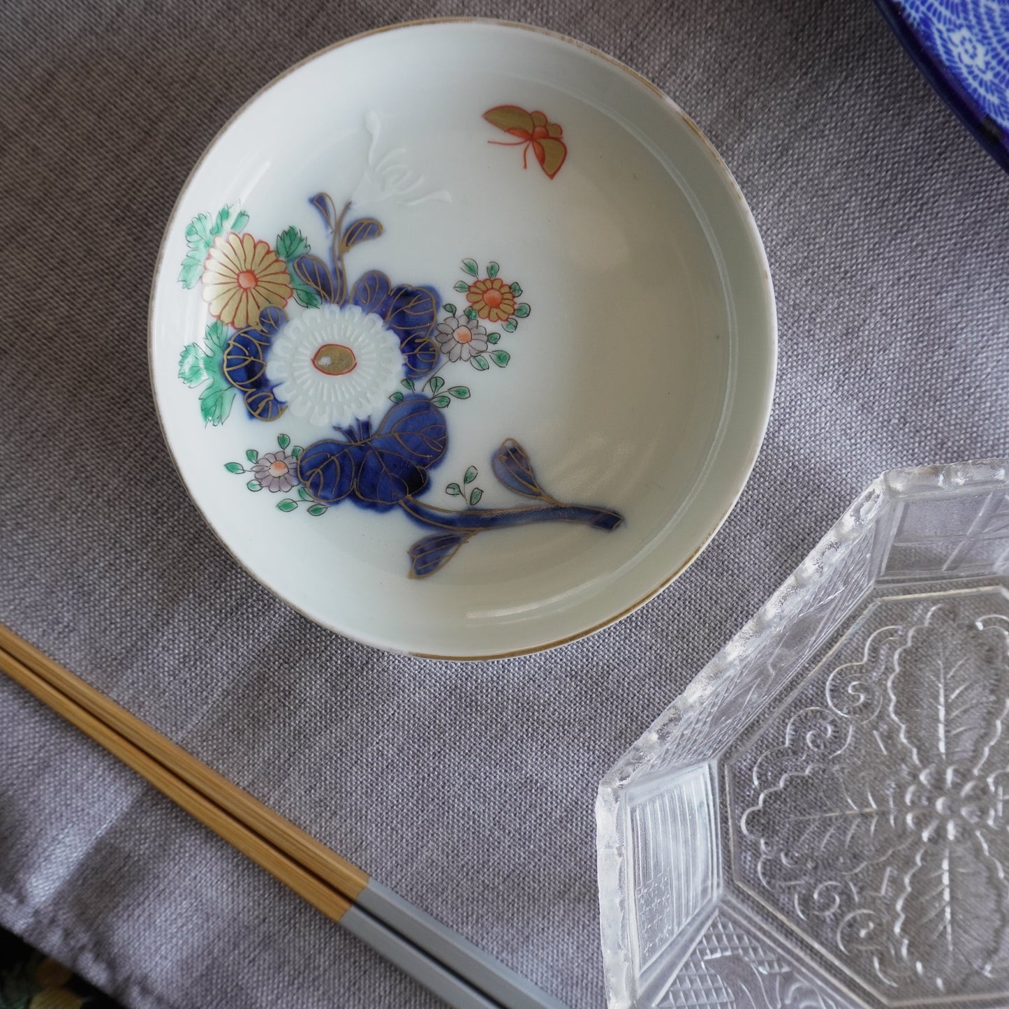 菊に蝶が舞うシンプル小皿 - Kotto Shop