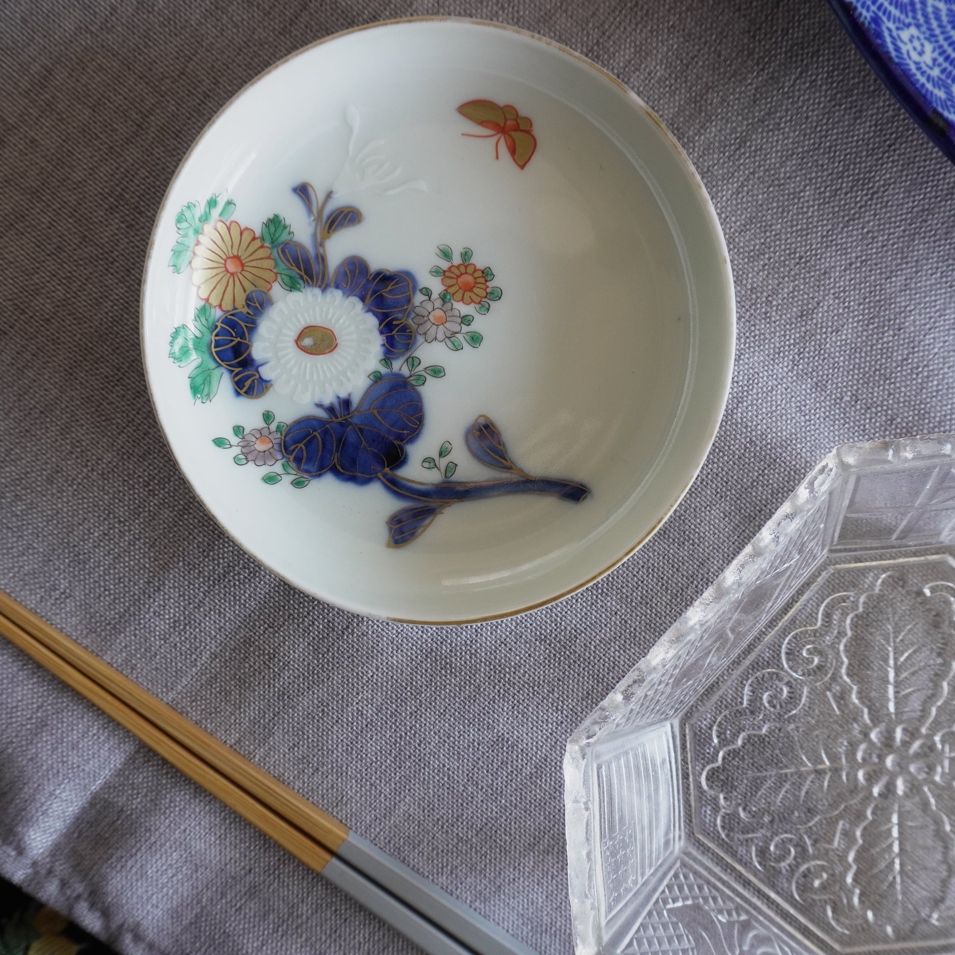 菊に蝶が舞うシンプル小皿 - Kotto Shop