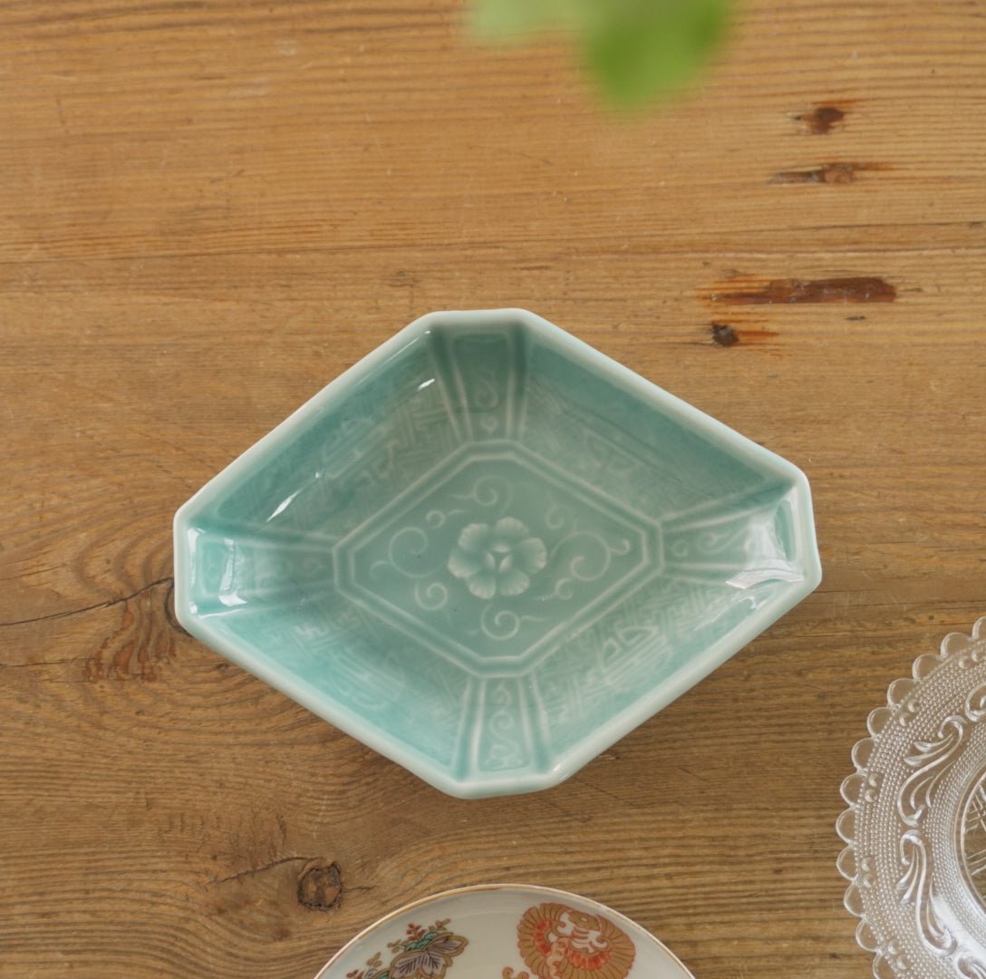 煌めく青磁の陽刻変形皿 – Kotto Shop