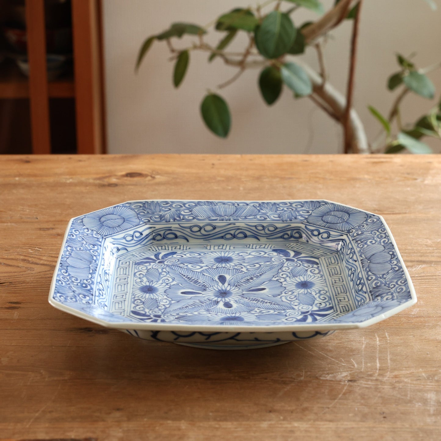【キズあり】藍色の濃淡が美しい線描き八角平皿 - Kotto Shop