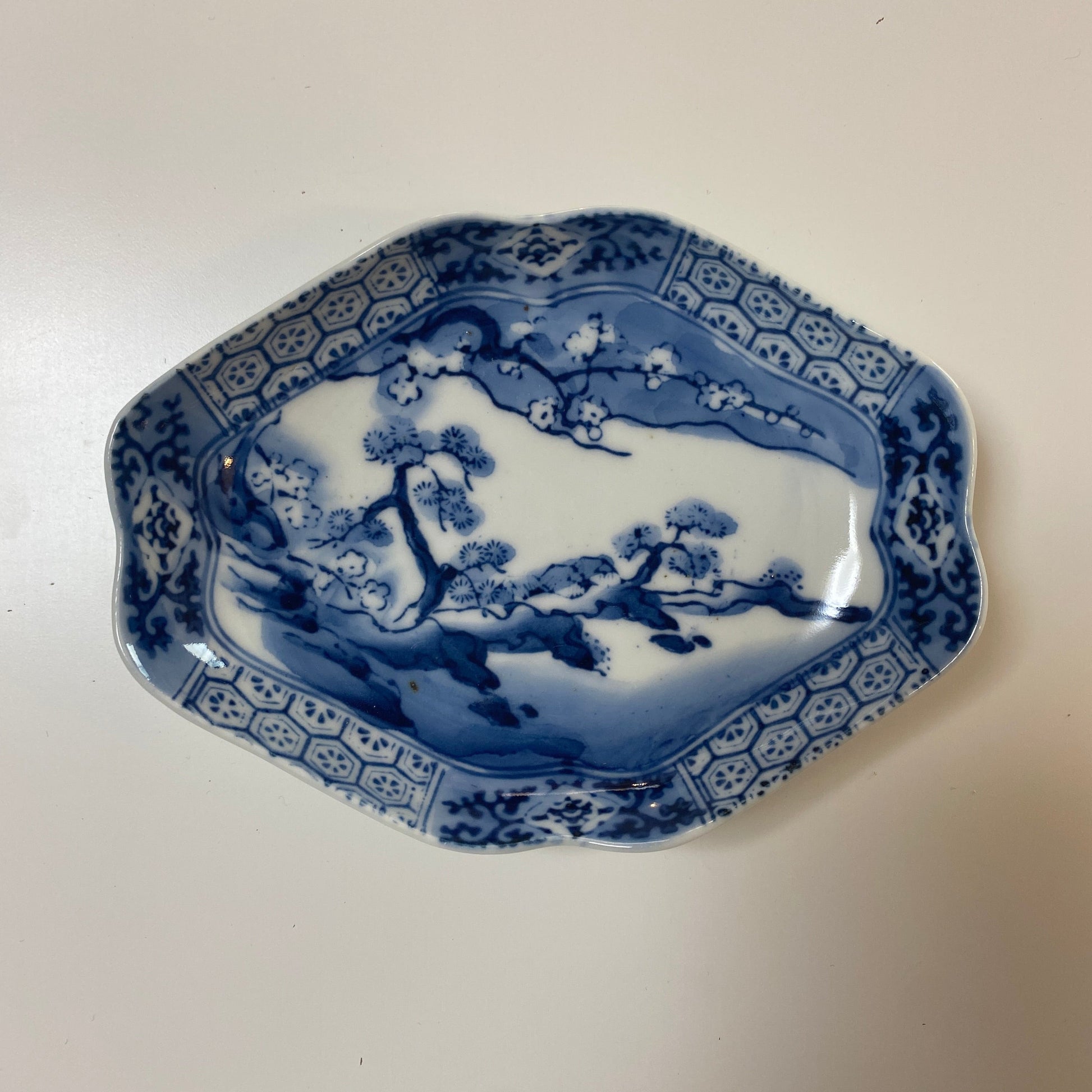 華やかに彩る染付変形皿 - Kotto Shop