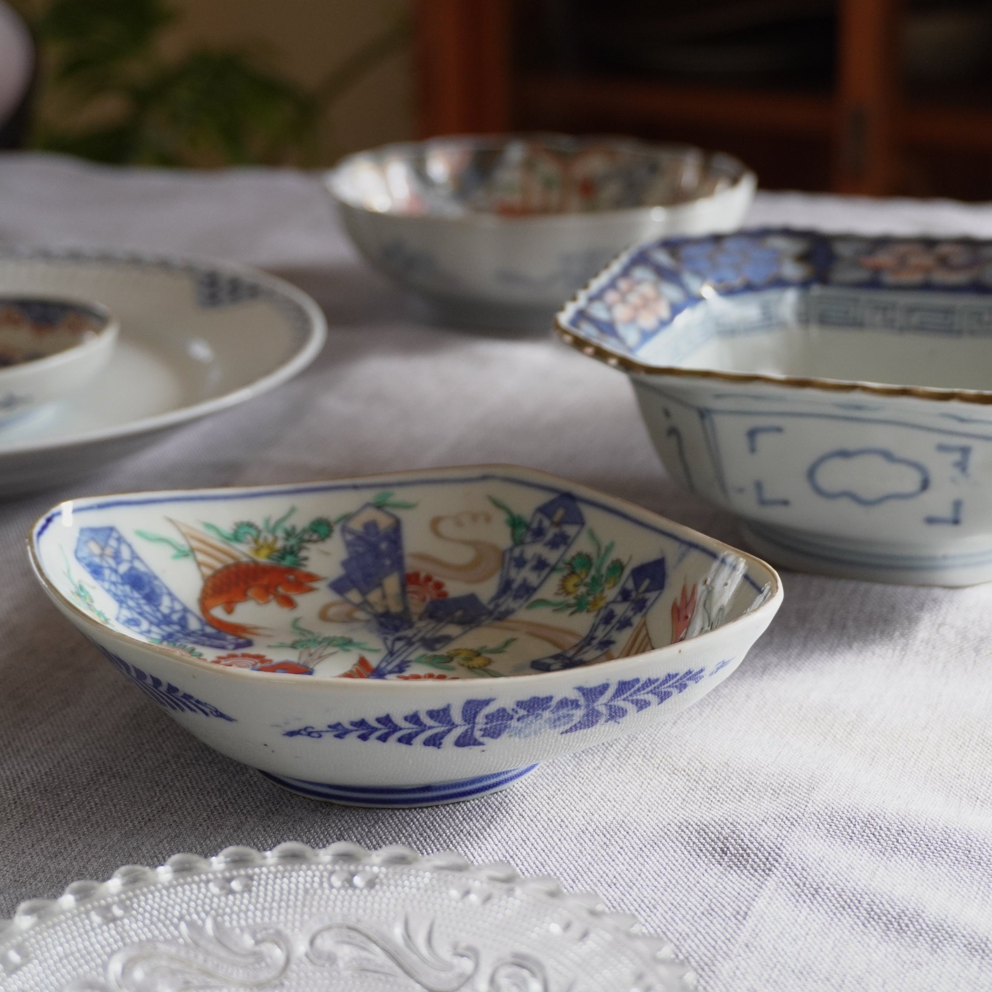 爽やかな色味の魚に熨斗の描かれた菱皿 - Kotto Shop