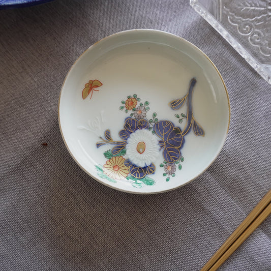 菊に蝶が舞うシンプル小皿 - Kotto Shop