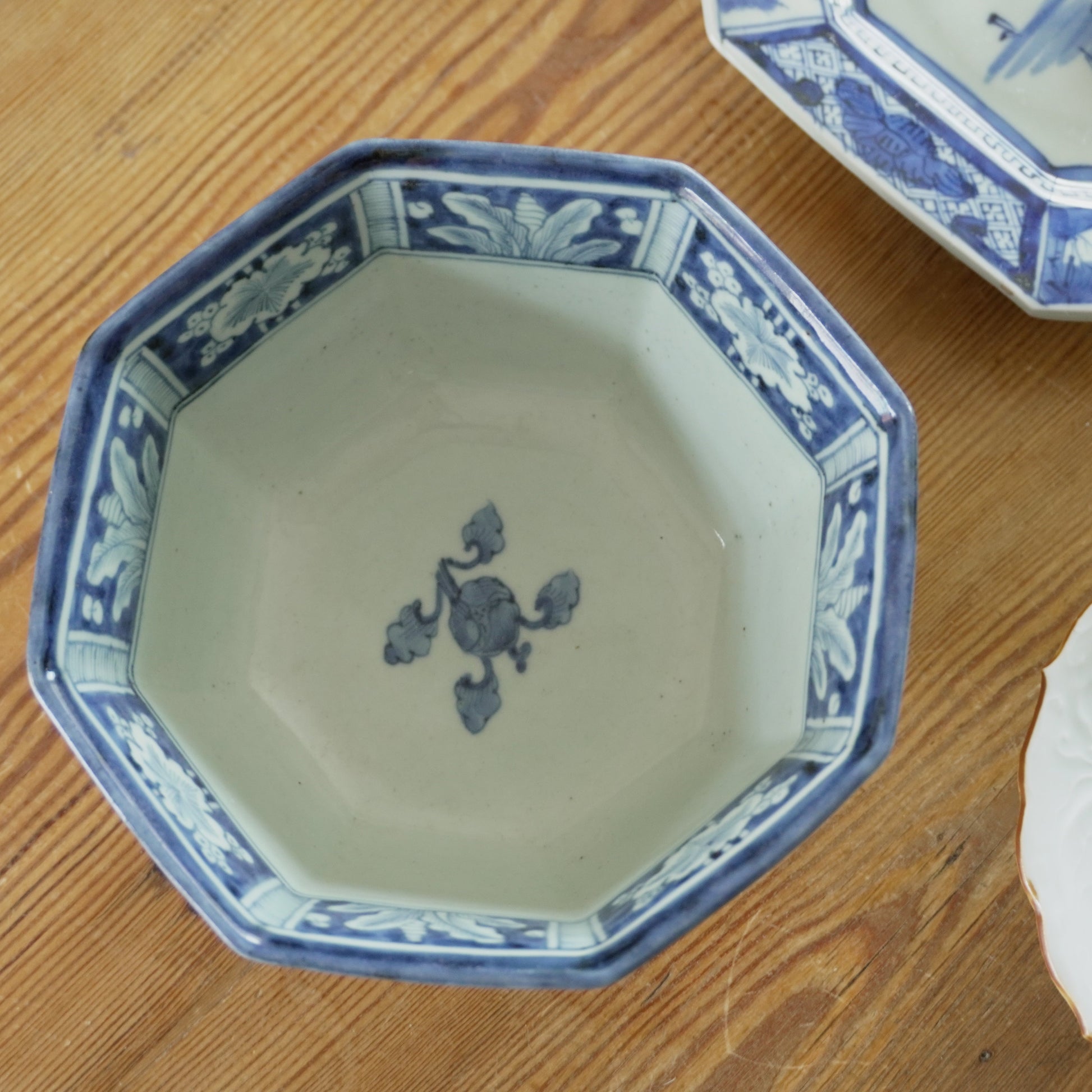 時代を感じる藍が美しい染付八角中鉢 - Kotto Shop