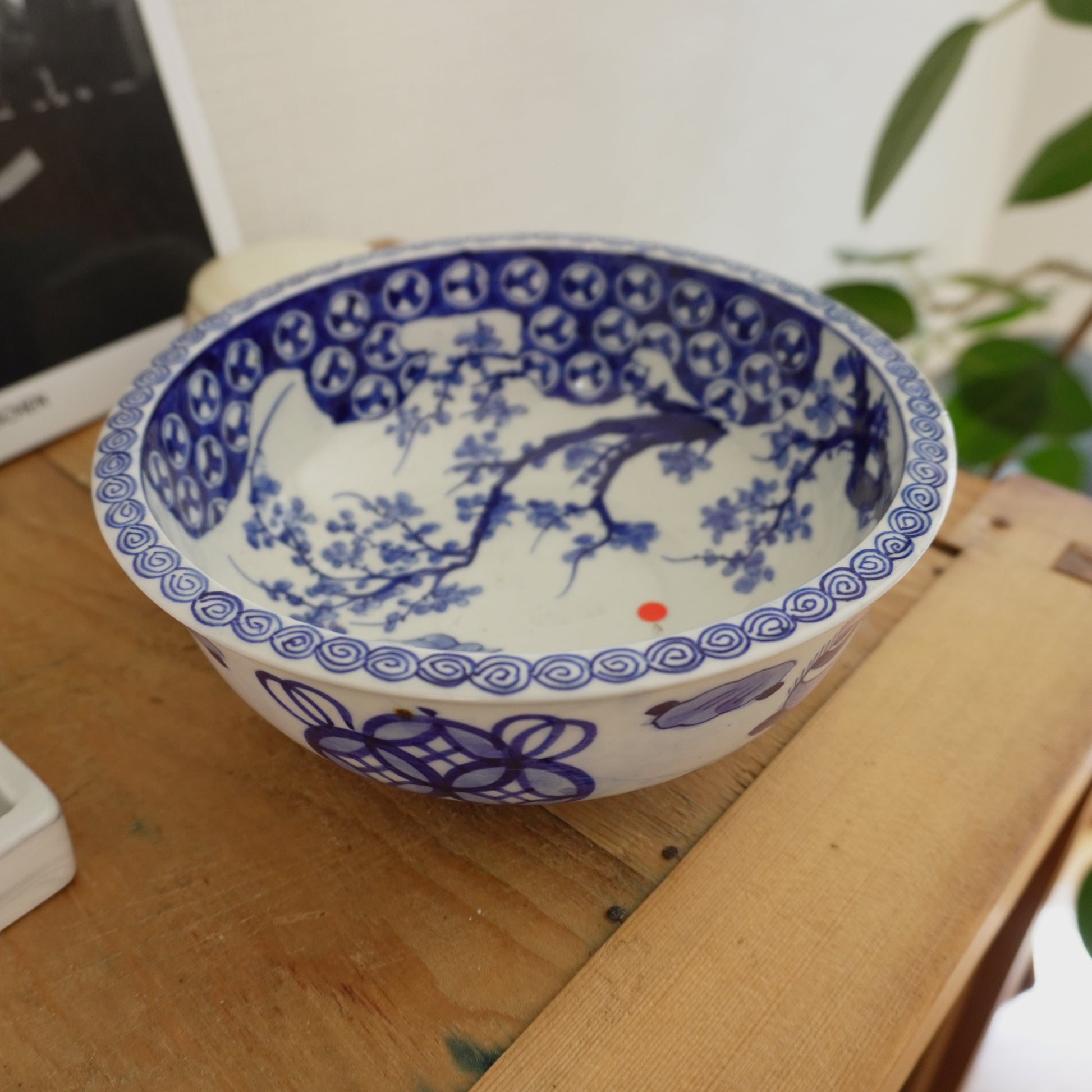 【キズあり】梅の枝に鳥遊ぶ藍の丼鉢 - Kotto Shop