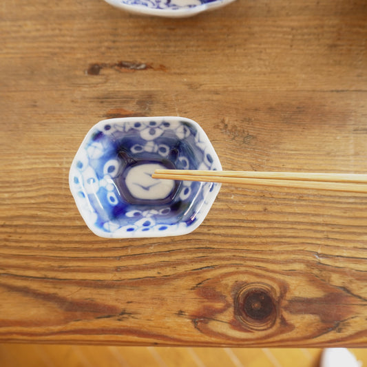 藍のにじみが美しい 六角豆皿 - Kotto Shop