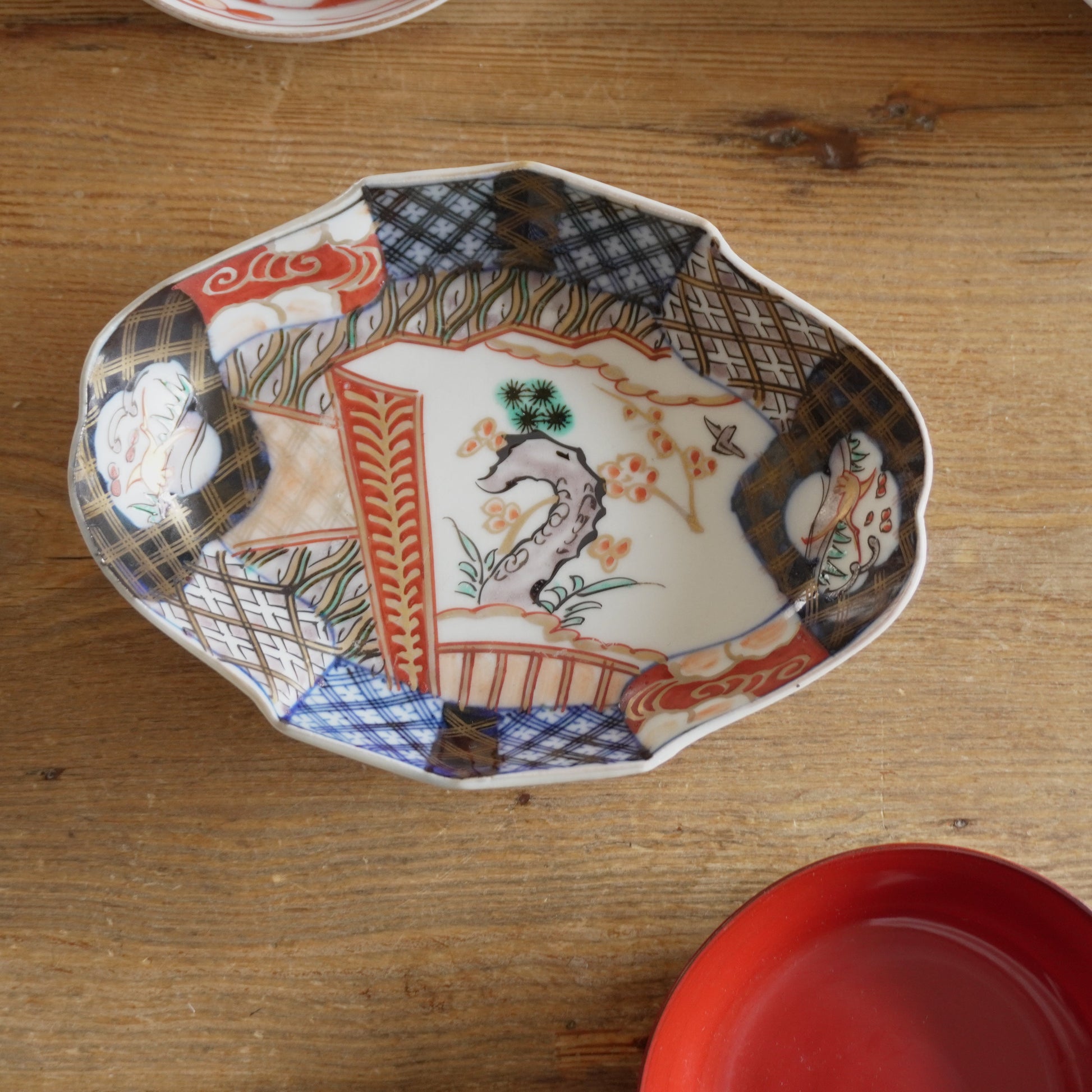 情景を移す色絵変形皿 - Kotto Shop