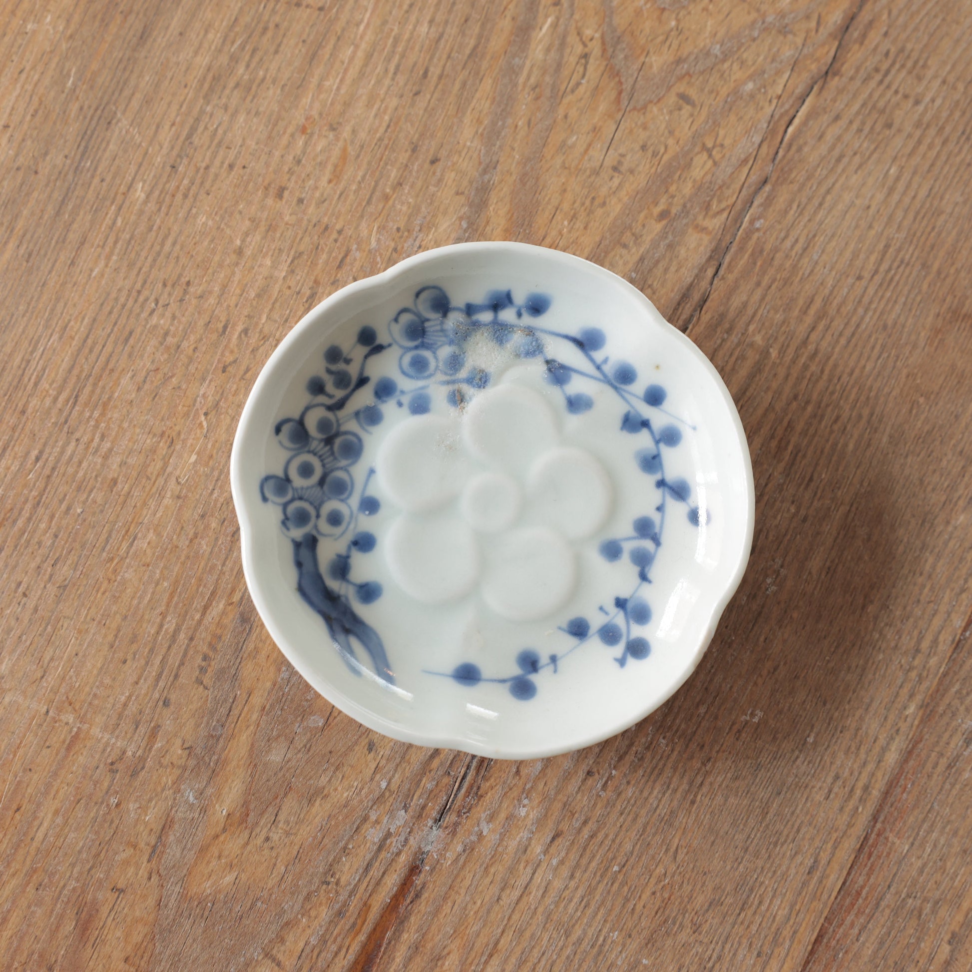 ふっくら梅が愛らしい藍の輪花豆皿 - Kotto Shop
