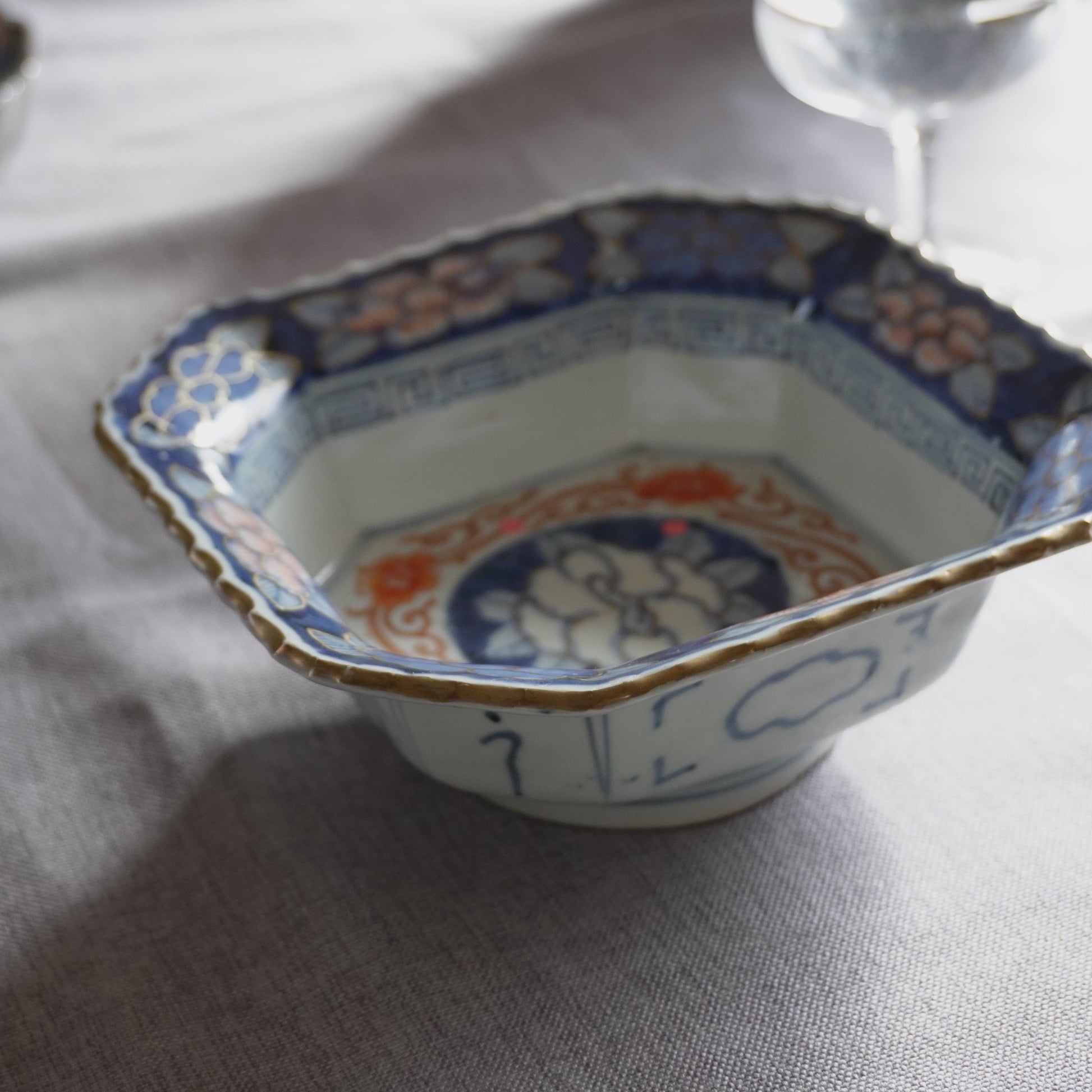 【ざらつきあり】美しい淡いブルーに朱が映える重ね四角鉢 - Kotto Shop