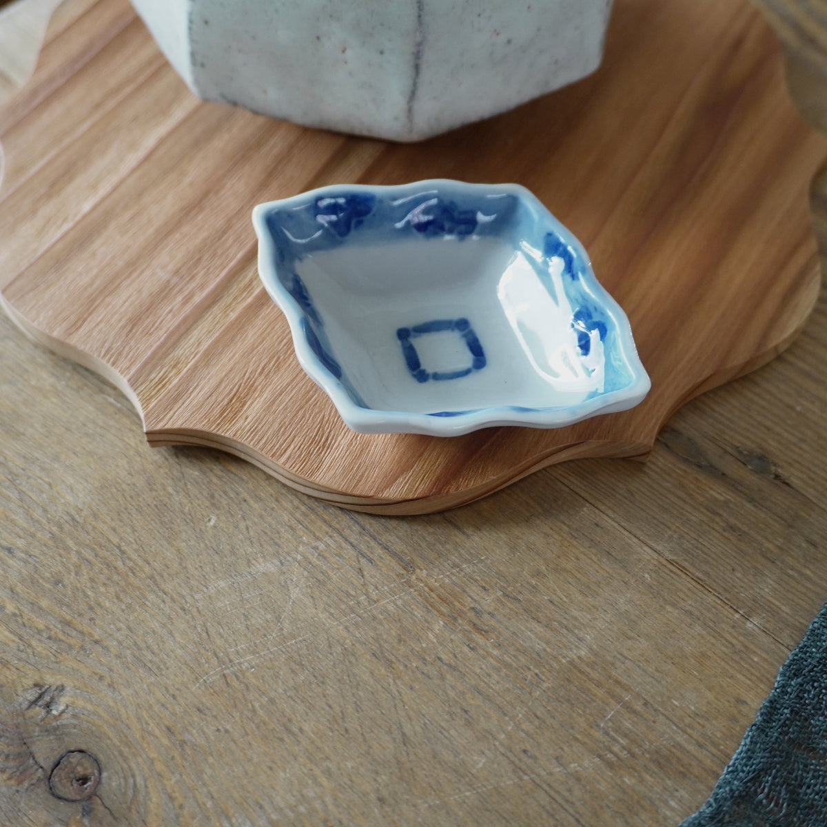 藍の縁取りが愛らしい菱形豆皿 - Kotto Shop