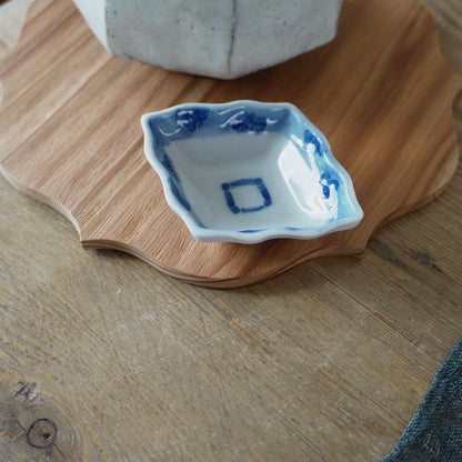 藍の縁取りが愛らしい菱形豆皿 - Kotto Shop