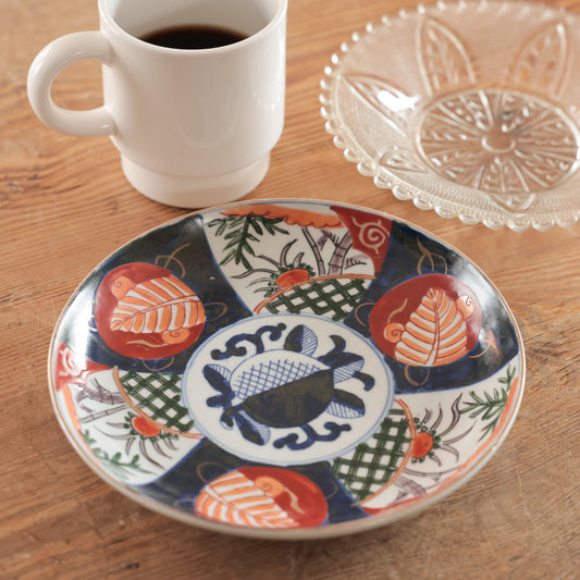 朱と紺が響き合う色絵の紋様皿 - Kotto Shop