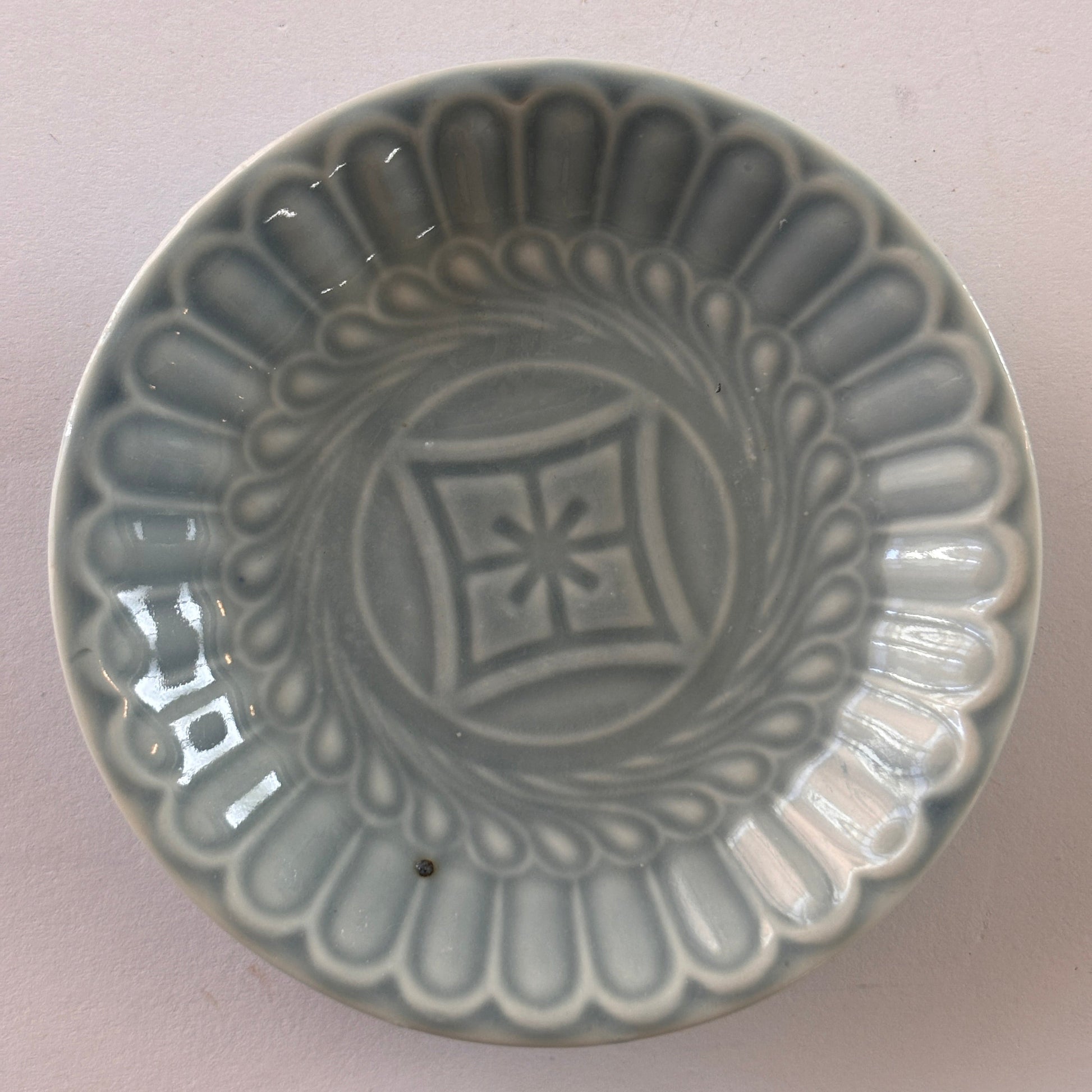 淡く澄んだ水色の陽刻小皿 - Kotto Shop