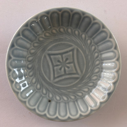 淡く澄んだ水色の陽刻小皿 - Kotto Shop