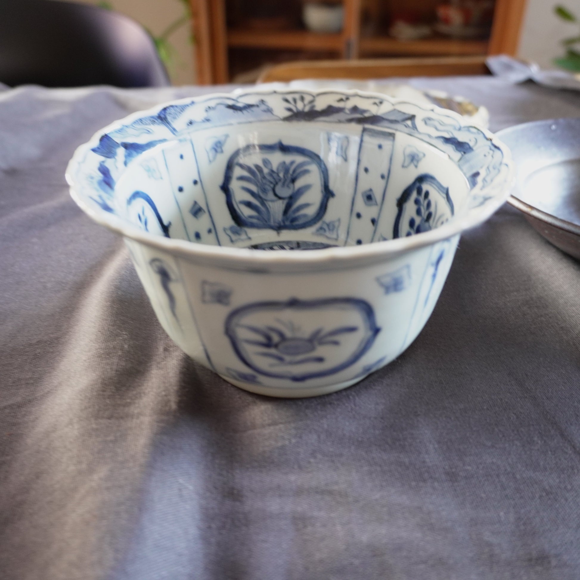 サイズ感が可愛らしい古伊万里芙蓉手鉢 - Kotto Shop