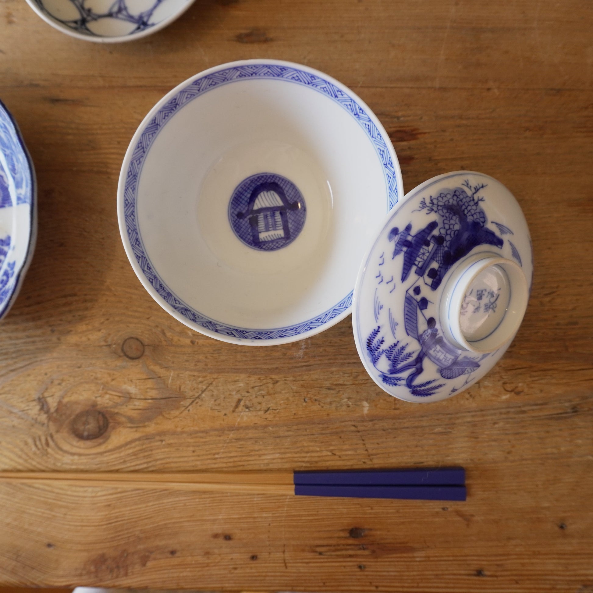 静けさを湛える、山水の輪郭染付茶碗 - Kotto Shop