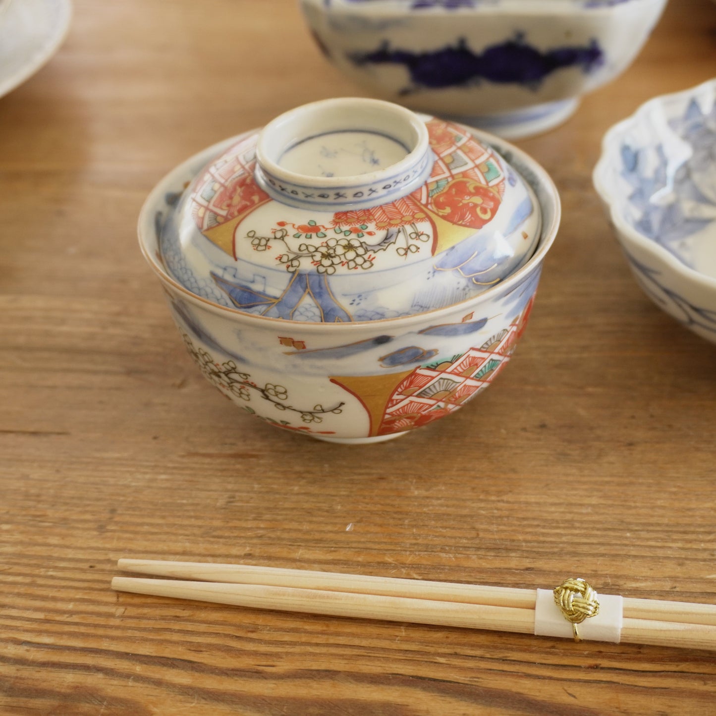 淡い色味の染付と色絵の茶碗 - Kotto Shop