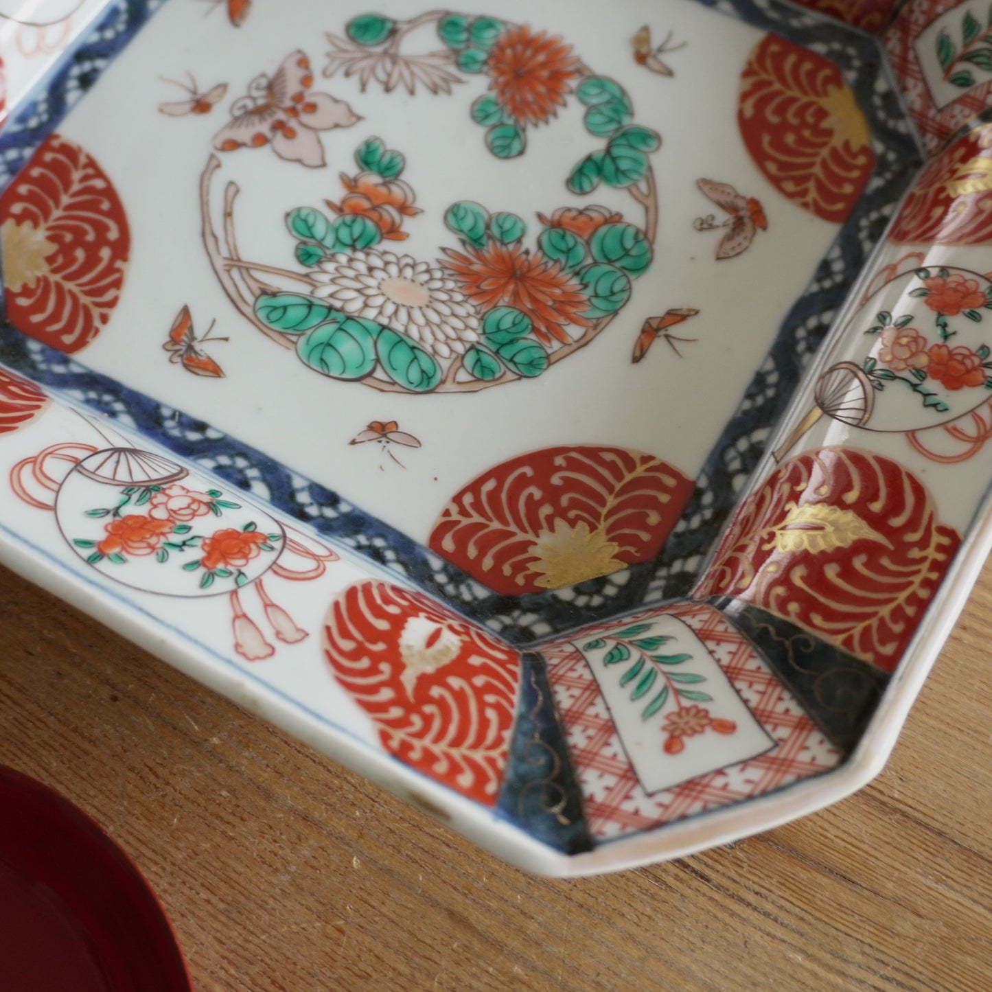 心が弾む、色絵の隅切四角皿 - Kotto Shop