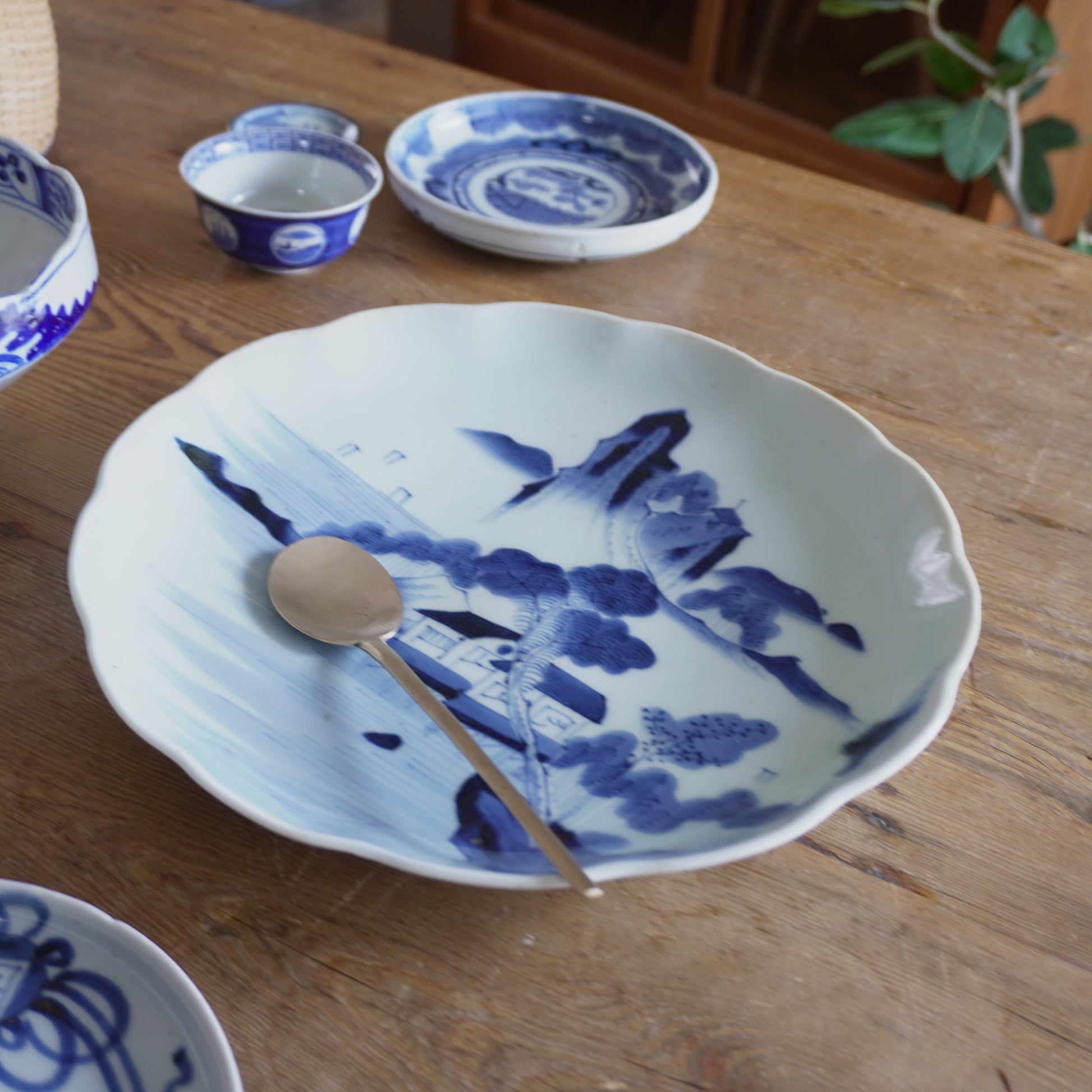 山水風景の輪花染付大皿 - Kotto Shop