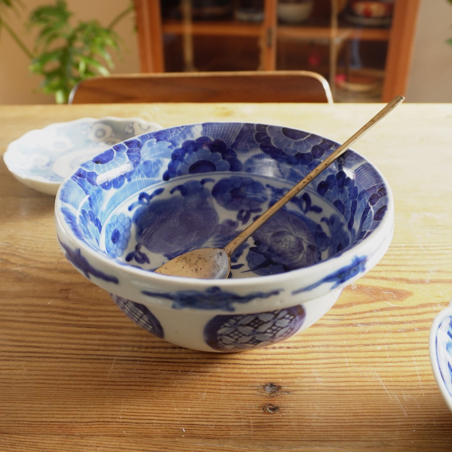 咲きこぼれる牡丹の染付鉢 - Kotto Shop