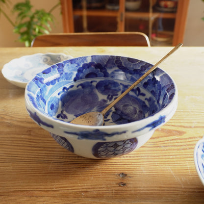 咲きこぼれる牡丹の染付鉢 - Kotto Shop