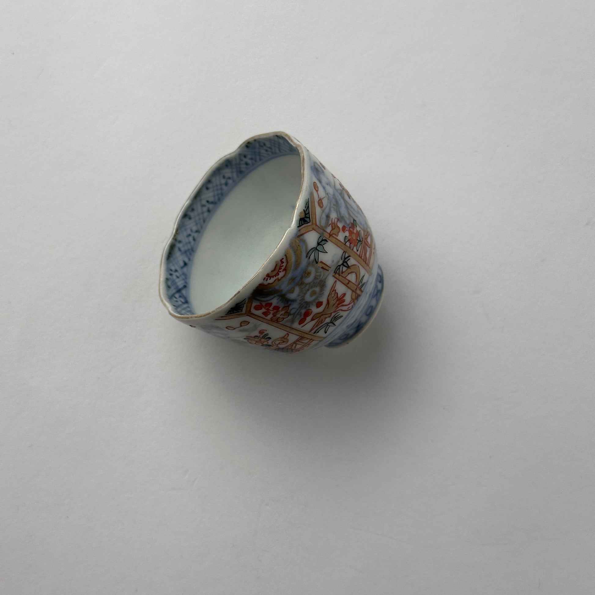 繊細な色合いの美しい色絵お猪口 - Kotto Shop