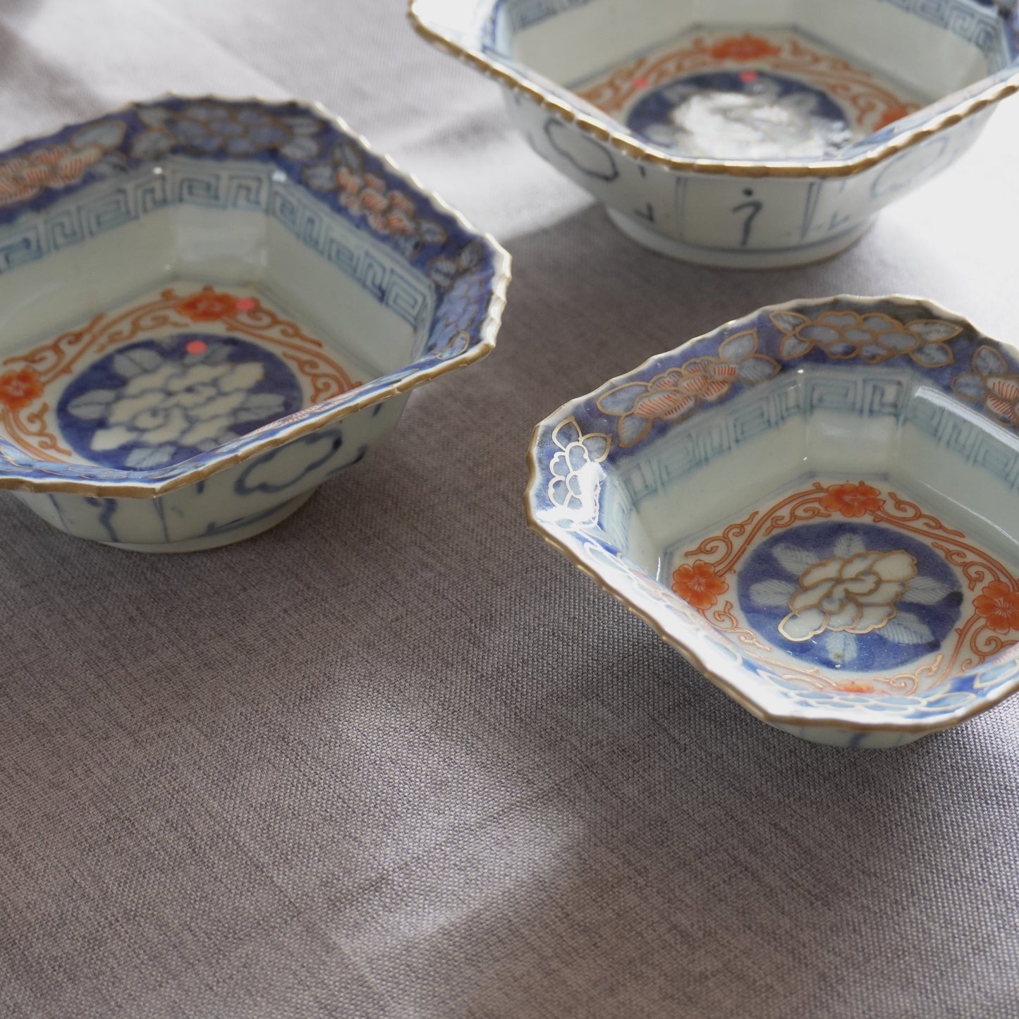 【ざらつきあり】美しい淡いブルーに朱が映える重ね四角鉢 - Kotto Shop