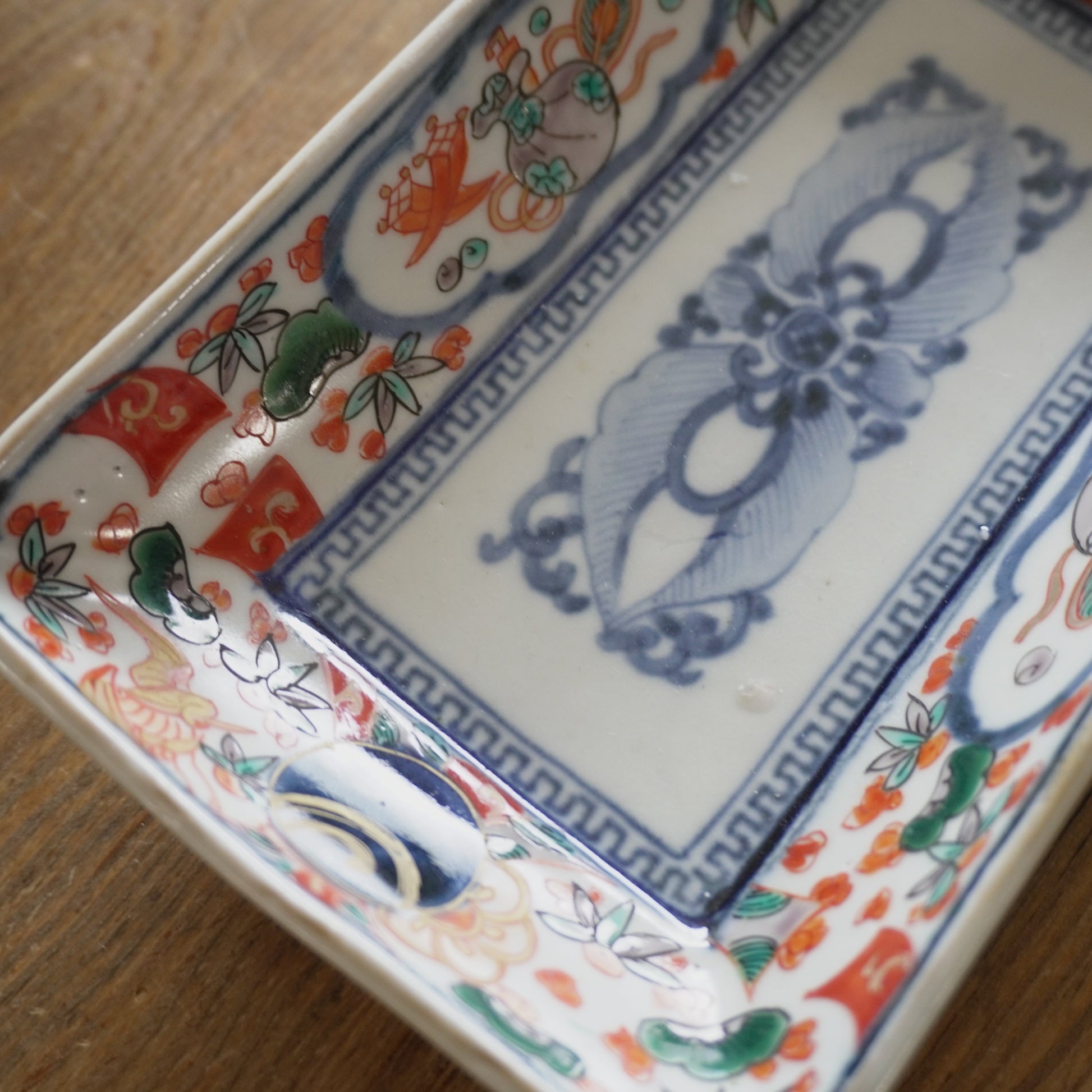 縁起の良い文様が並ぶ、賑やかな色絵の長角皿 - Kotto Shop