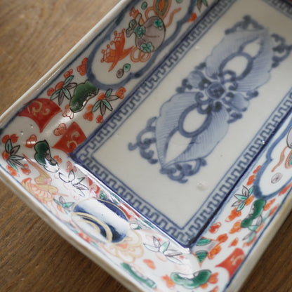 縁起の良い文様が並ぶ、賑やかな色絵の長角皿 - Kotto Shop