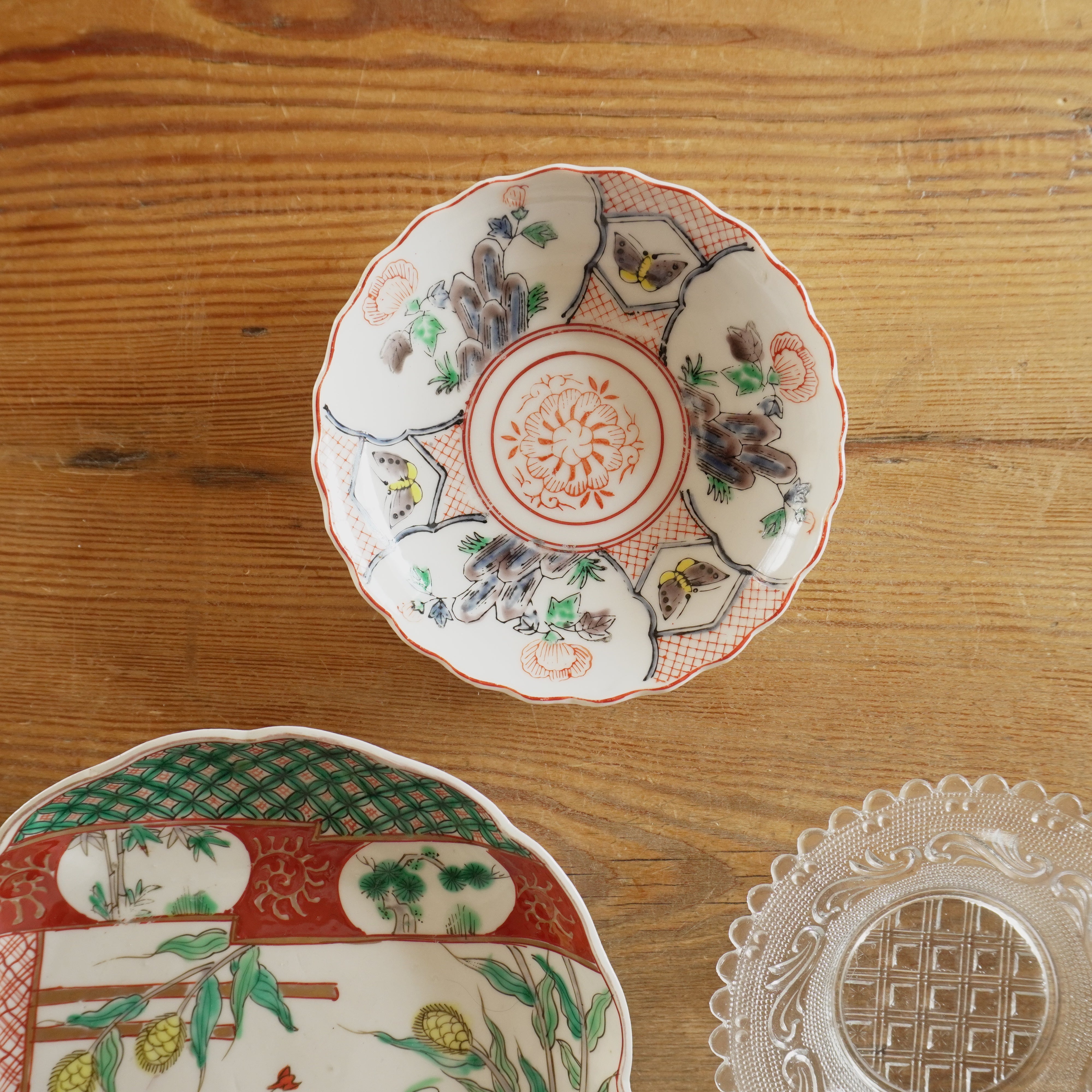 古伊万里　金彩　色絵皿　白抜き技法　兎　花籠　雪輪　大皿 献上手古伊万里焼】飾絵皿（大）染錦本金花籠青海