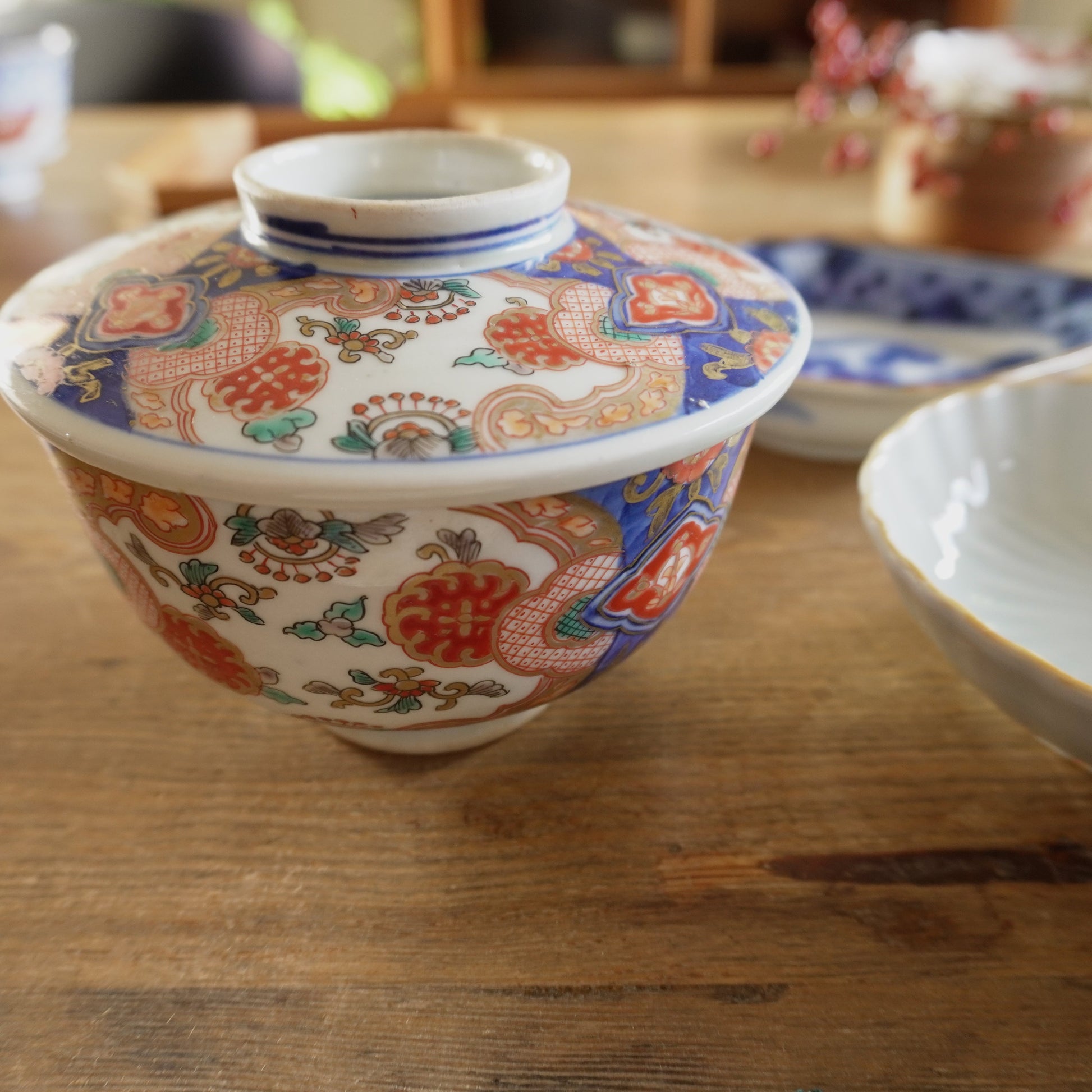 華やぎをまとった蓋付き茶碗 - Kotto Shop