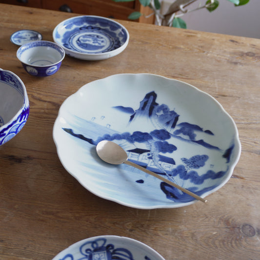 山水風景の輪花染付大皿 - Kotto Shop