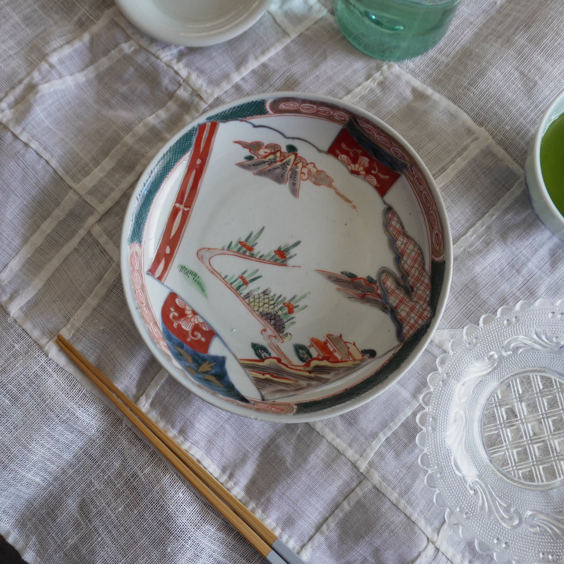 彩り豊かな余白のある古伊万里中皿 - Kotto Shop