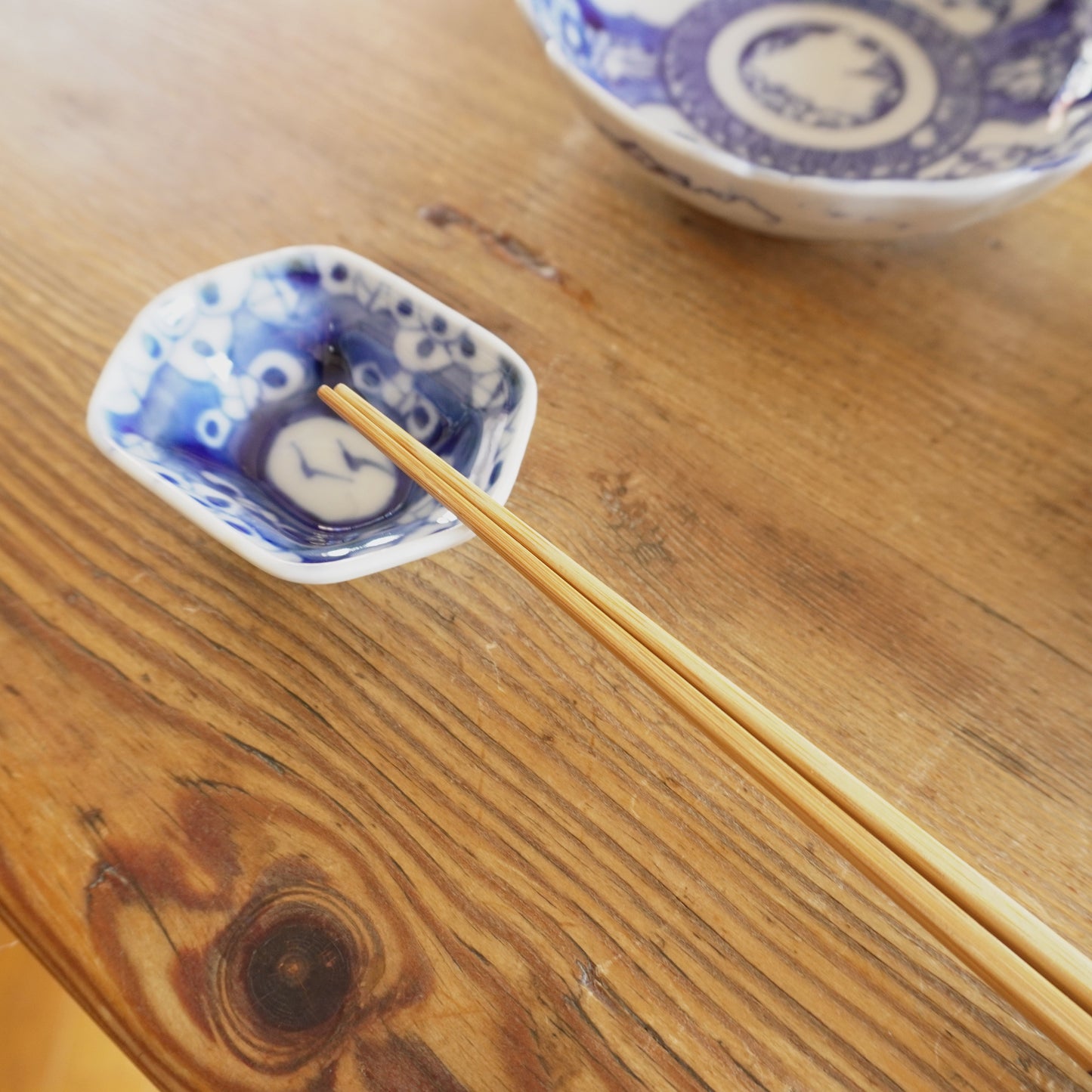 藍のにじみが美しい 六角豆皿 - Kotto Shop