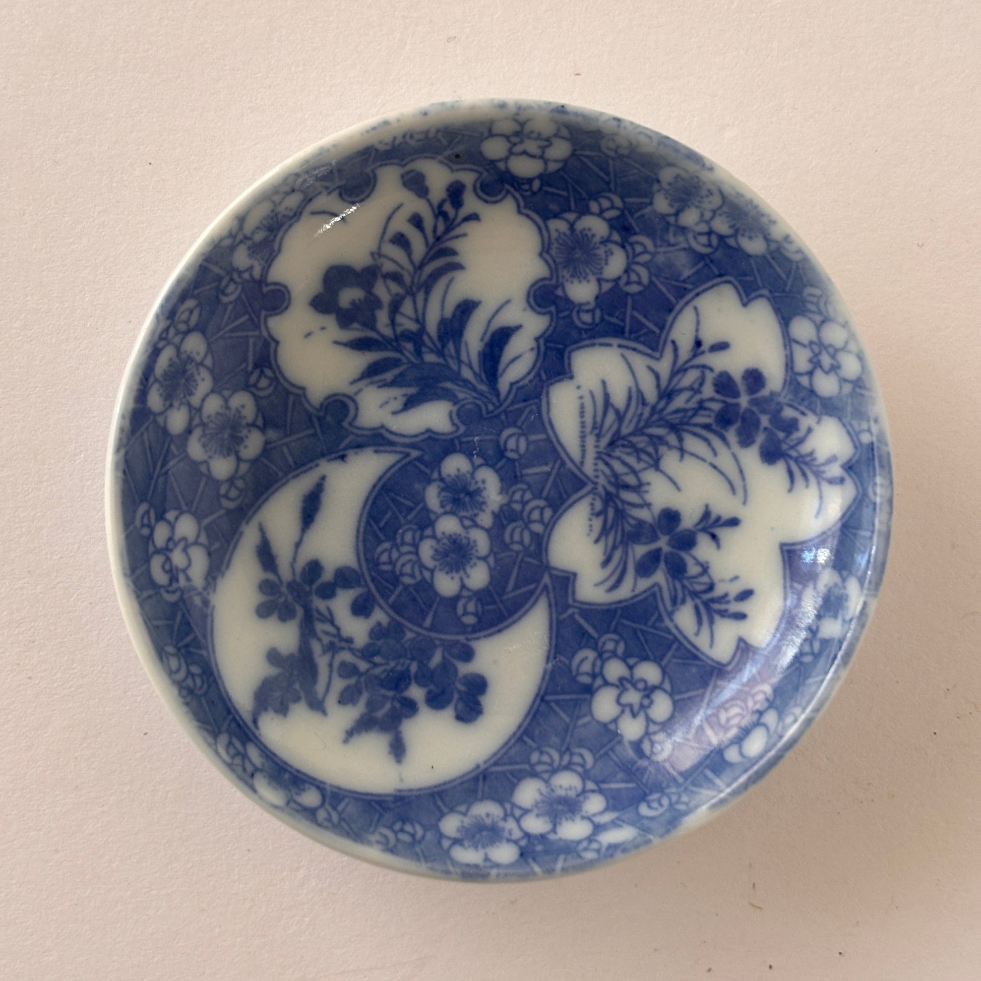 雪輪と桜の窓に花咲く藍の豆皿 - Kotto Shop
