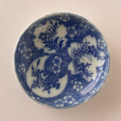 雪輪と桜の窓に花咲く藍の豆皿 - Kotto Shop