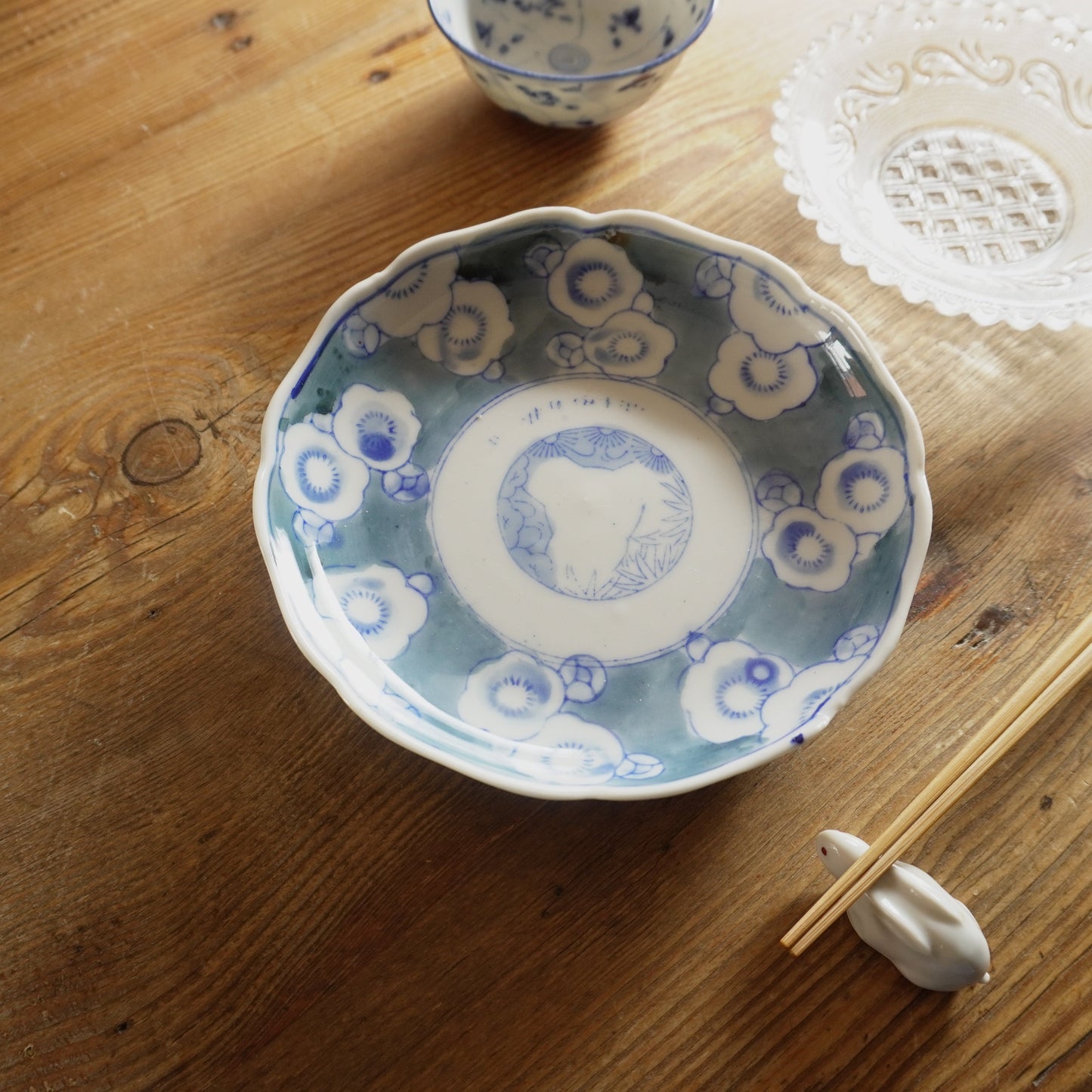 白梅が浮かぶ染付皿 - Kotto Shop