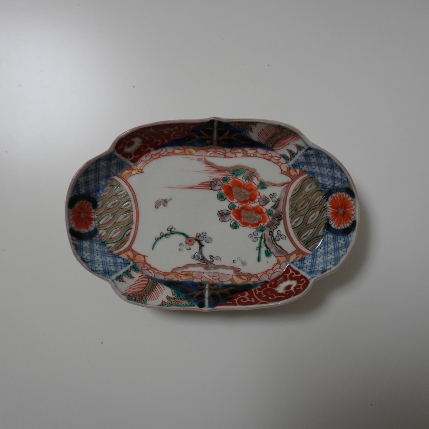華やかに彩る明治伊万里変形皿 - Kotto Shop