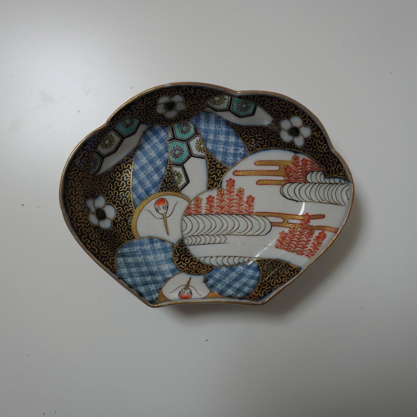 鶴の舞うモダンな変形皿 - Kotto Shop